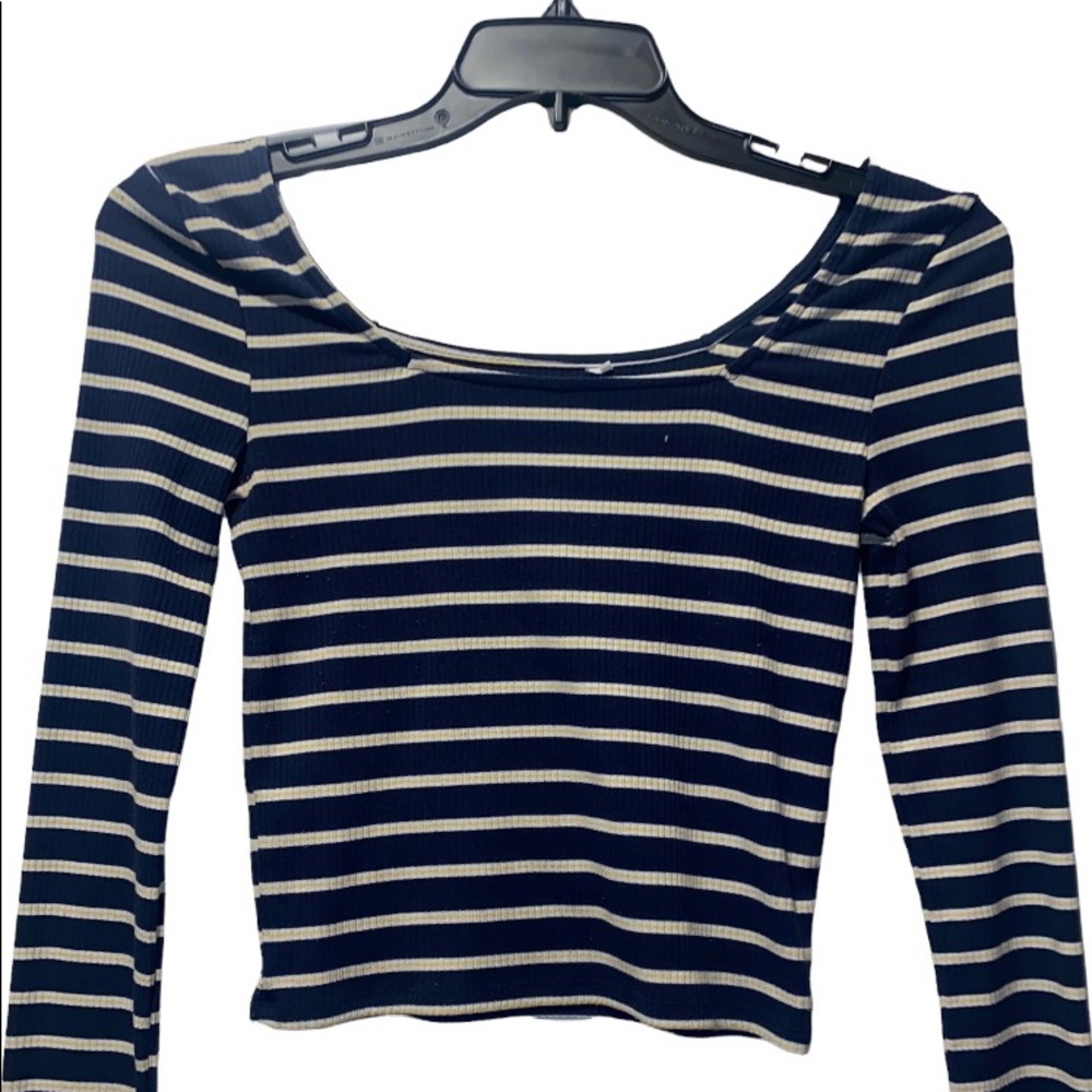 Pacsun long sleeve, semi cropped top.